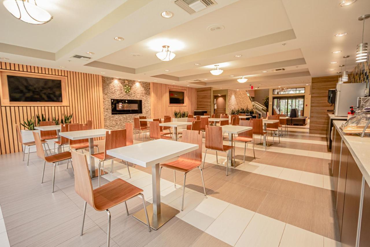 Days Inn & Suites By Wyndham Fort Myers Near Jetblue Park Zewnętrze zdjęcie