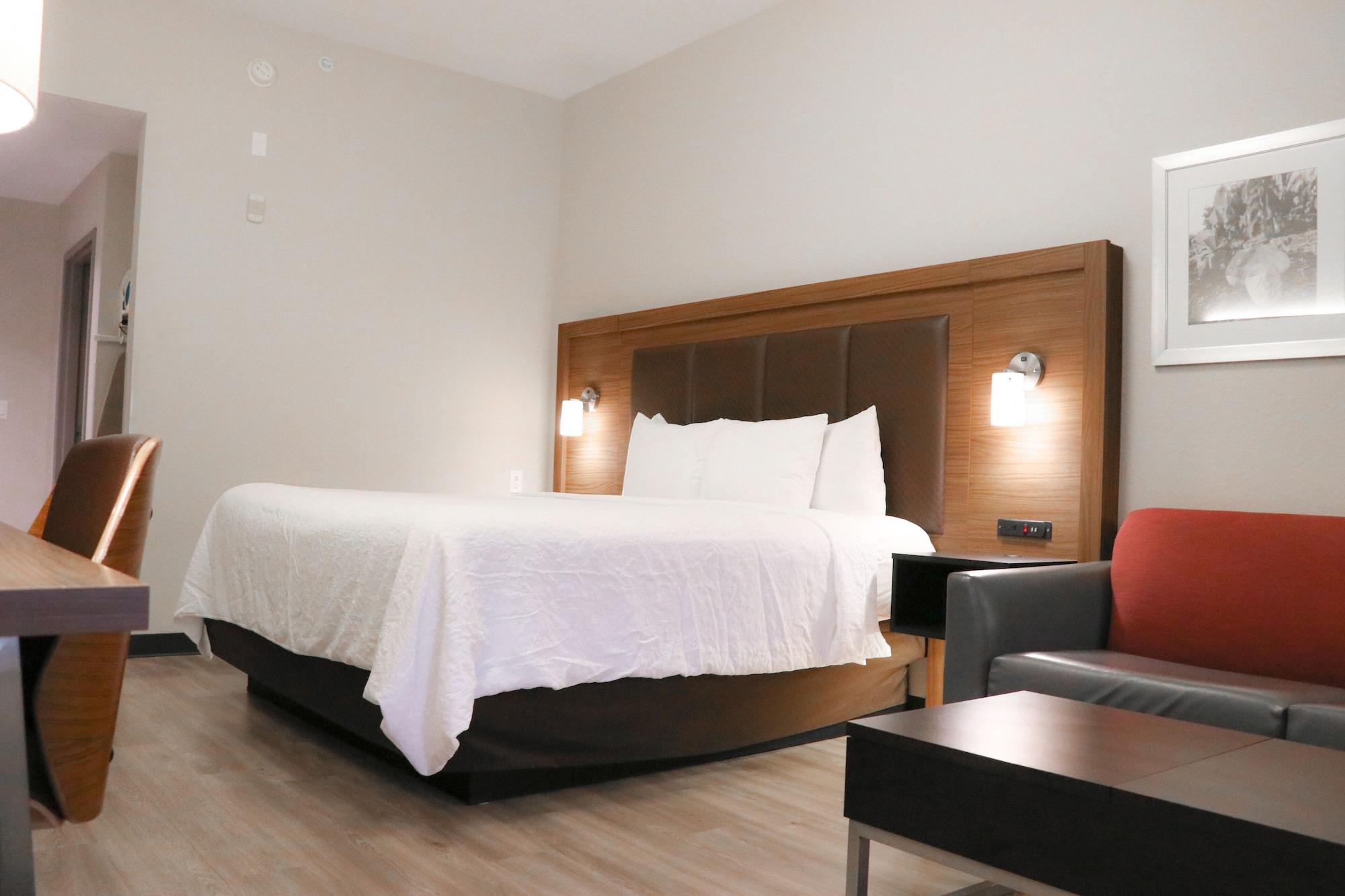 Days Inn & Suites By Wyndham Fort Myers Near Jetblue Park Zewnętrze zdjęcie