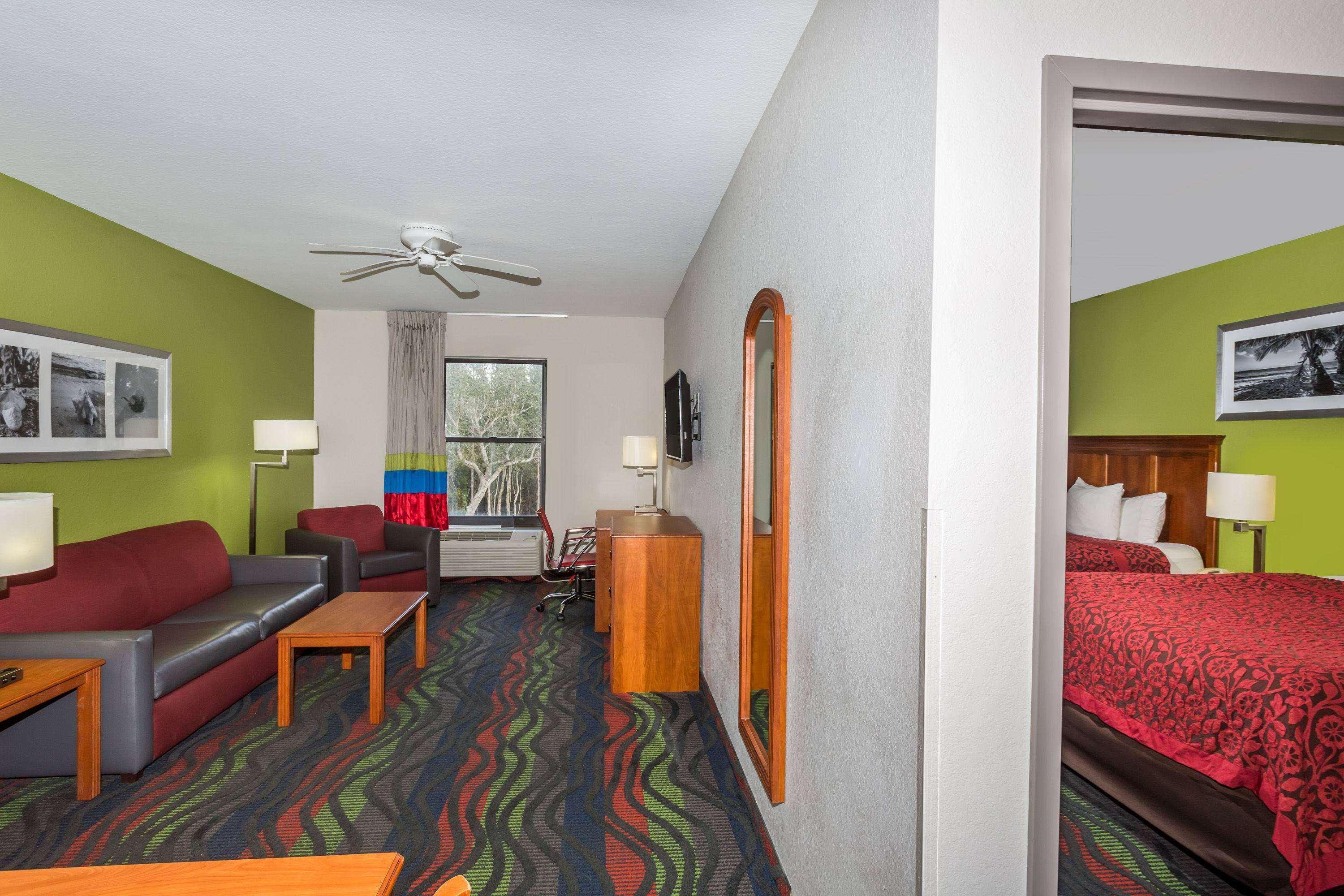 Days Inn & Suites By Wyndham Fort Myers Near Jetblue Park Zewnętrze zdjęcie