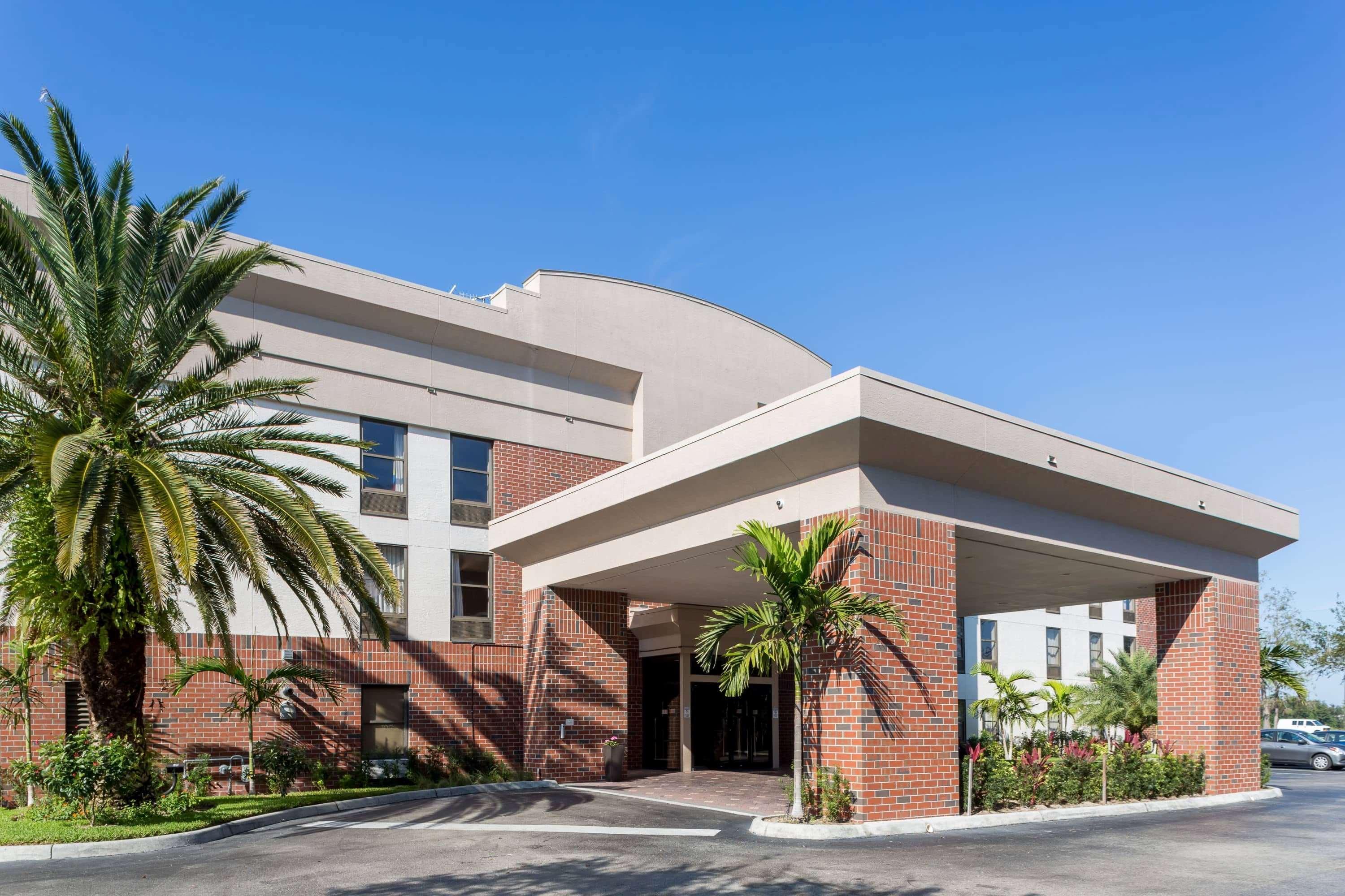 Days Inn & Suites By Wyndham Fort Myers Near Jetblue Park Zewnętrze zdjęcie