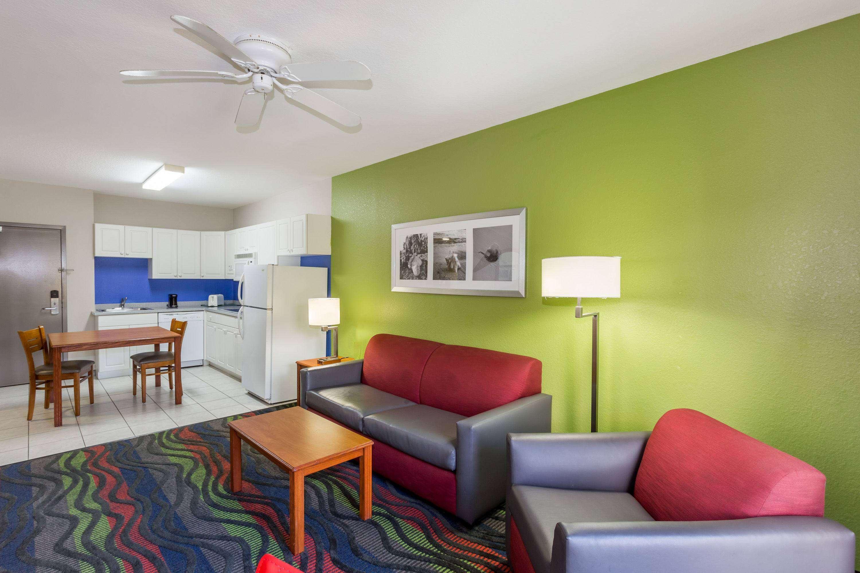 Days Inn & Suites By Wyndham Fort Myers Near Jetblue Park Zewnętrze zdjęcie