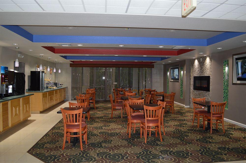 Days Inn & Suites By Wyndham Fort Myers Near Jetblue Park Zewnętrze zdjęcie