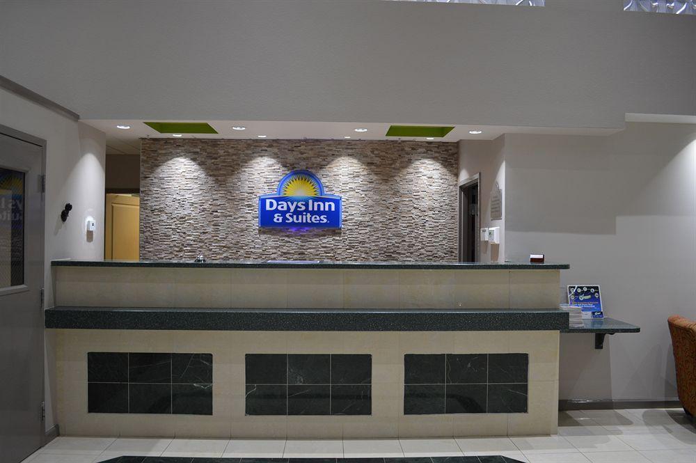 Days Inn & Suites By Wyndham Fort Myers Near Jetblue Park Zewnętrze zdjęcie