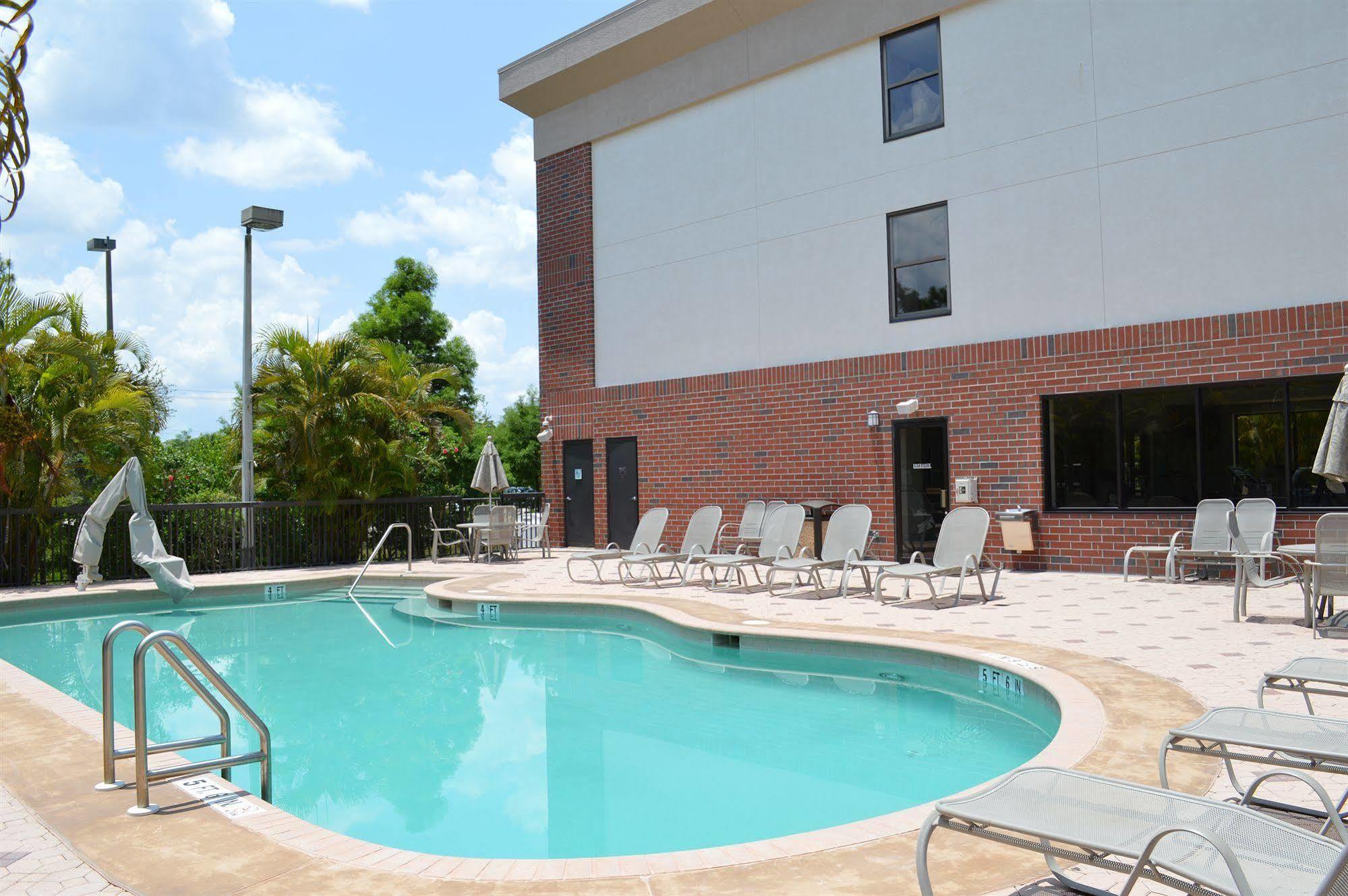 Days Inn & Suites By Wyndham Fort Myers Near Jetblue Park Zewnętrze zdjęcie