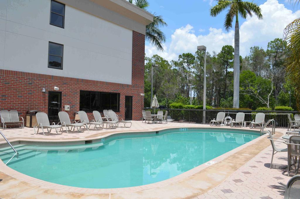 Days Inn & Suites By Wyndham Fort Myers Near Jetblue Park Zewnętrze zdjęcie